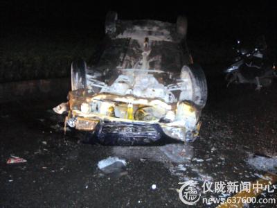 出租车雨夜侧翻 司机危重