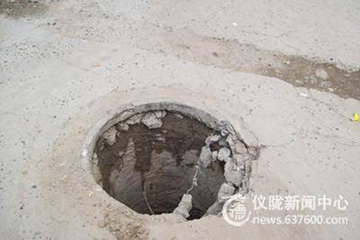 污水井盖被毁 路人随时可能掉人为陷阱