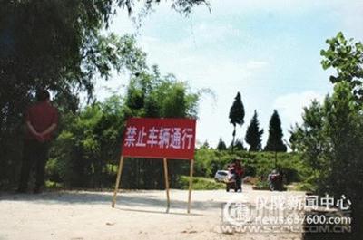 平板桥没护栏 两娃骑车冲下河溺水亡