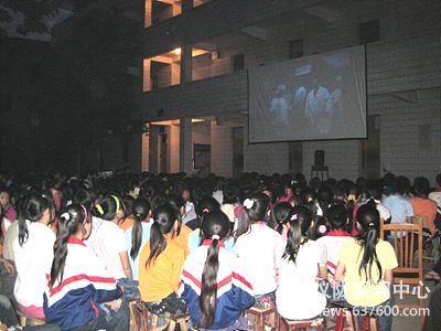 一场坝坝电影 唤起孩子学习的自信