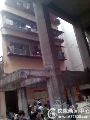 调皮男孩四楼使坏 过往群众哭笑不得