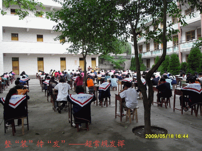 学校搭舞台，学生展风采