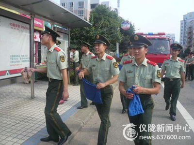 仪陇消防官兵义务上街做清洁