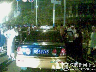 万德红绿灯处发生一起交通事故