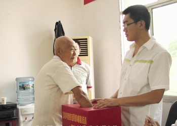 喜气洋洋搬进新房