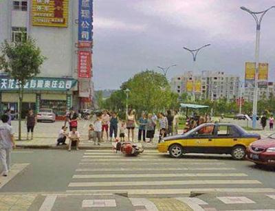 万德超市路口 摩托与的士相撞