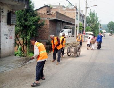 起早摸黑 五保老人扫大街