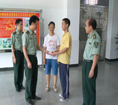 一次特殊的回访，助大一新生顺利入学