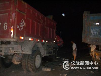 两货车深夜追尾 一司机受重伤