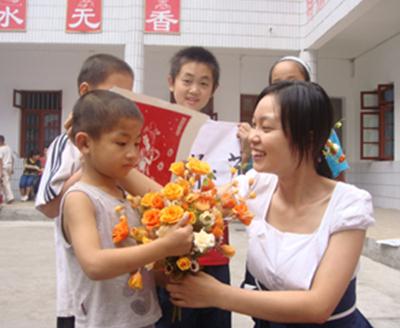 特教校的孩子用爱回报老师