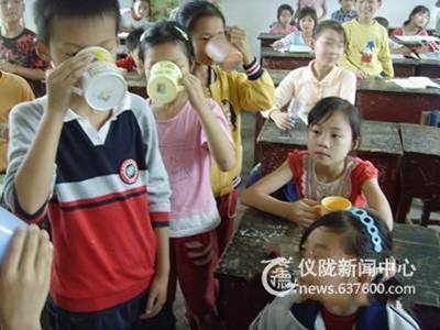 仪陇县歧山小学免费为学生提供预防流感汤剂