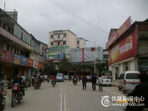 仪陇县槽田街三岔路，怎一个乱字了得