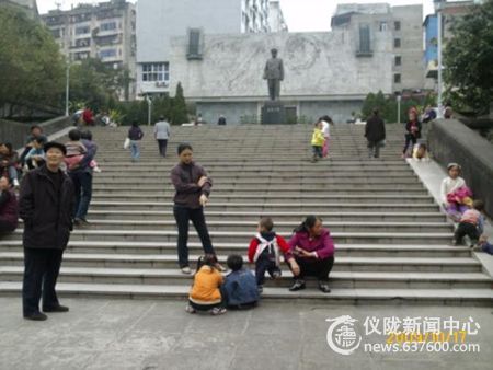 秋日朱德铜像园，阳光灿烂