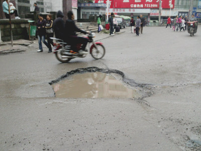 仪陇老县城车站坝，这个洞该补了