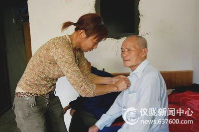 许秀清：她用单薄的身躯伺候13位老人