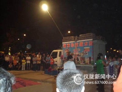 少女脖子缠钢筋 惊险杂技好吓人