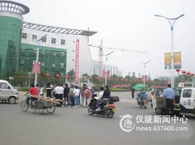 十字路口出车祸，节日行车需谨慎