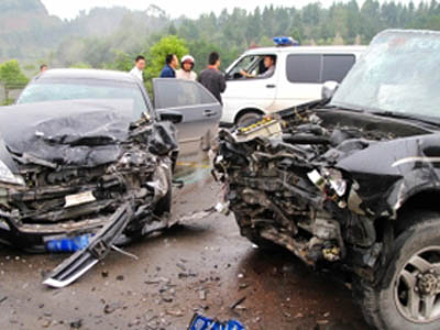 两车相撞“头破血流” 6人受伤