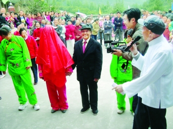 咱村老年运动会：扛沙包“抢险”
