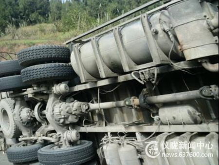 新马路，大货车“侧睡”路边