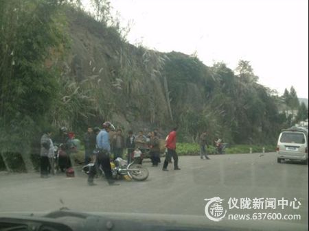 仪平路大风段，两摩托迎面相撞“很受伤”