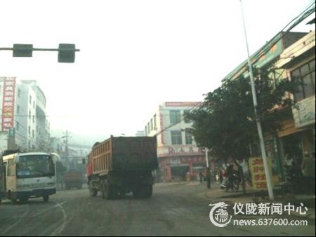 仪陇新马路复兴路口，停车有待规范