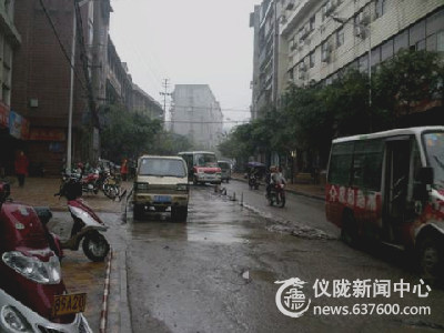老县城街道拥堵 修补处又被压裂