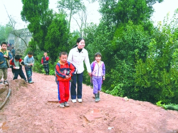 富翁独手千金 仪陇山村守清贫