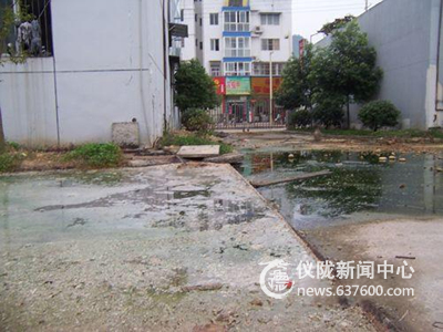花园酒店职工楼旁污水横溢 谁来管？