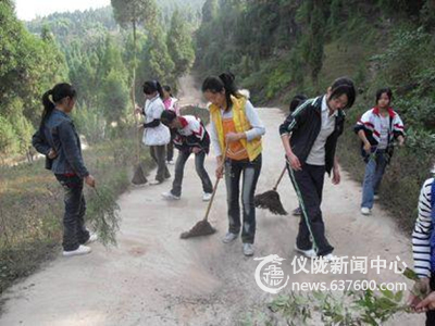 环山小学积极参与校外环境综合治理