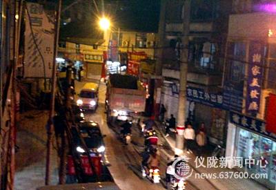 逆向行驶 车堵一长串