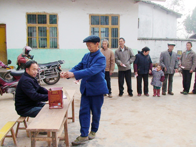 母亲去世父亲瘫痪  大家来帮他一把