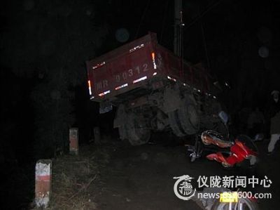 满载货车翻到10米陡坡下