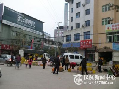 新政十字路口 居然有一个水果市场