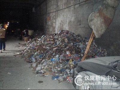 垃圾堆成山，到底谁来管？