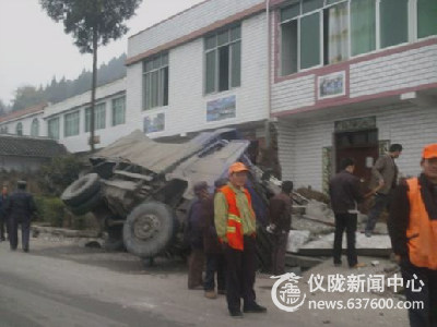 车祸猛如虎仪陇县新马路一货车撞翻