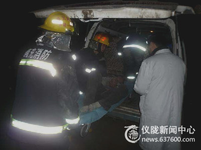 仪陇消防官兵成功处置一起车祸事故