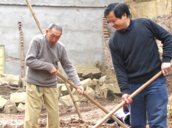 百姓怨 “烂尾”路十年不通 掏腰包 “多事”老头强出头