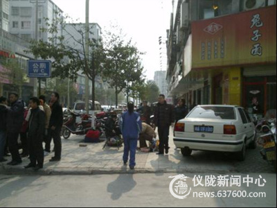 商业街真热闹  人行道都喊堵