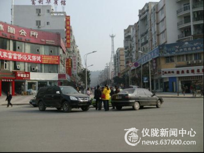 转角遇到“爱”  两车“亲”错了地方