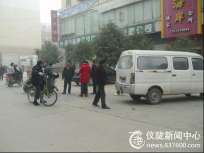 两车“一见钟情”  只是很受伤