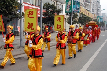 坐花轿 民俗婚礼成新潮