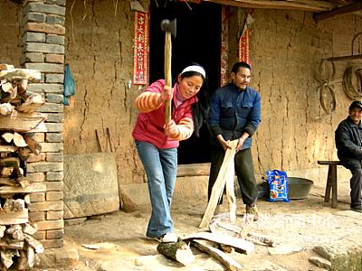 女组长杨小琼精心照料孤寡老人