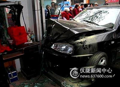 不请自来 奇瑞开进居民家