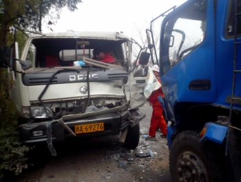 复兴两货车相撞 5分钟救出被困司机