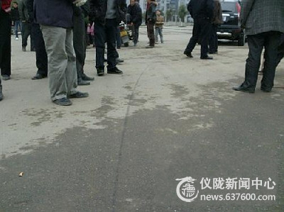 十字路口灯不亮 两车碰头很受伤