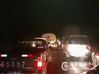仪陇新马路三元段车祸 堵车达两小时