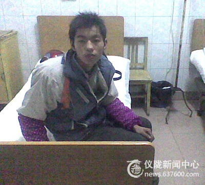 关注：三无人员违章驾驶 撞向回家人