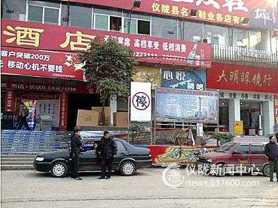 城市陋习：禁停标志下依然停车