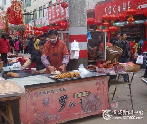 我们特地来吃家乡的锅盔、油干